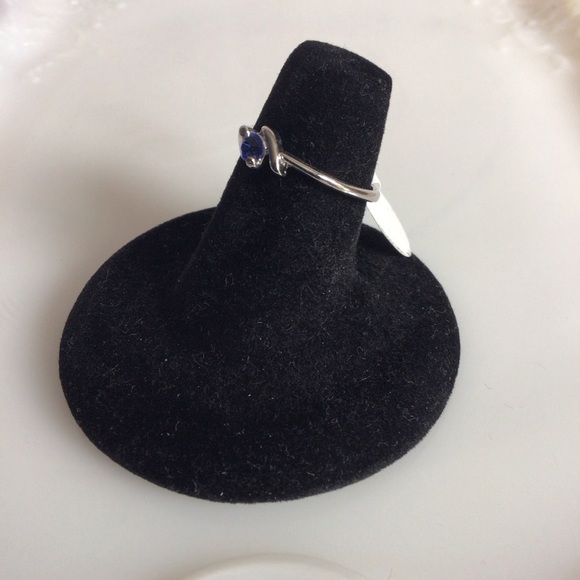 Elegant Silver and Blue Ring with Intricate Design - Size 8 - Picture 4 of 4